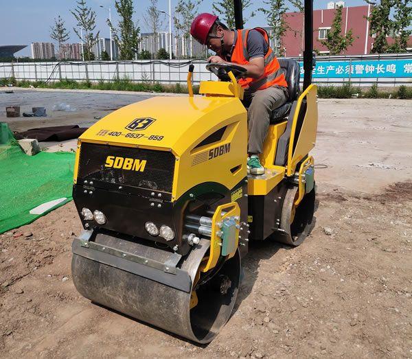 奔馬1.5噸小型壓路機壓實(shí)土方案例