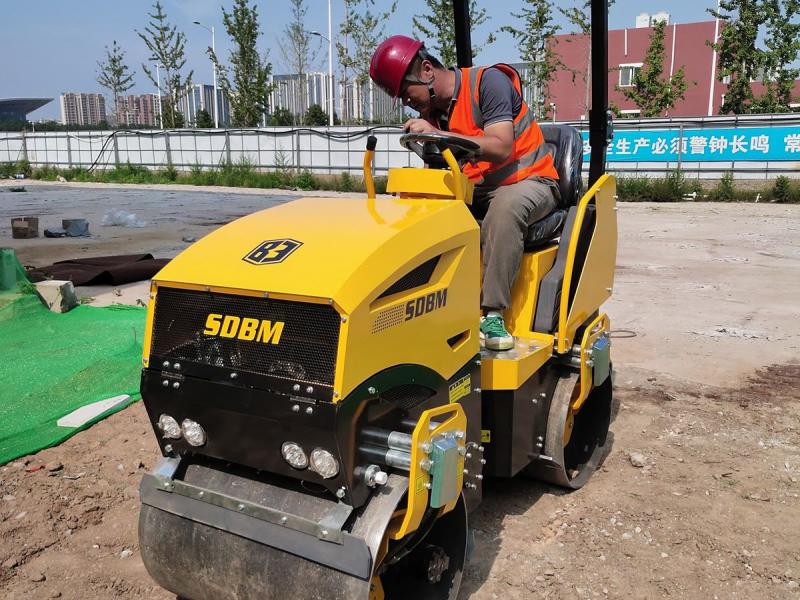 振動(dòng)小型壓路機施工中操作方法