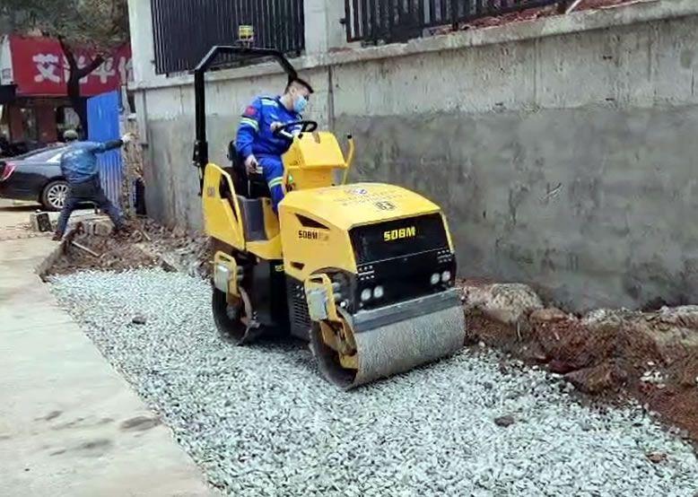 在道路施工中小型壓路機扮演著(zhù)怎樣的角色