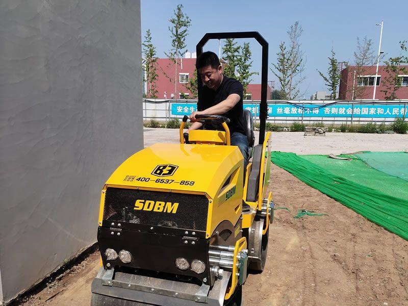 座駕振動(dòng)壓路機在惡劣環(huán)境下如何工作？