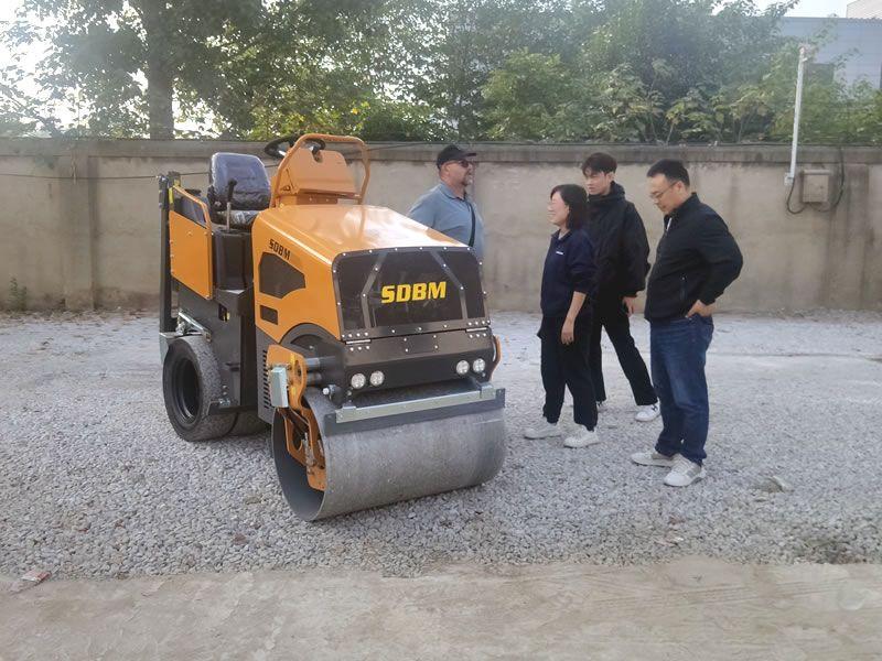 國外客戶(hù)來(lái)我公司考察試駕小型壓路機