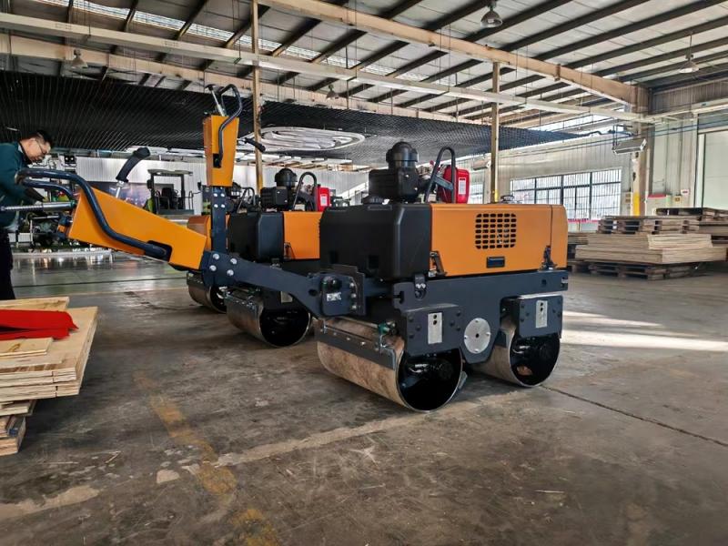 國外客戶(hù)定制的小型壓路機發(fā)貨